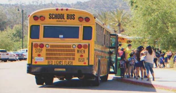  Du stinkst! , sagen Kinder und schmeißen schlecht gekleidetes Mädchen aus dem Schulbus raus, bis sie ihr Foto im Fernsehen sehen – Story des Tages